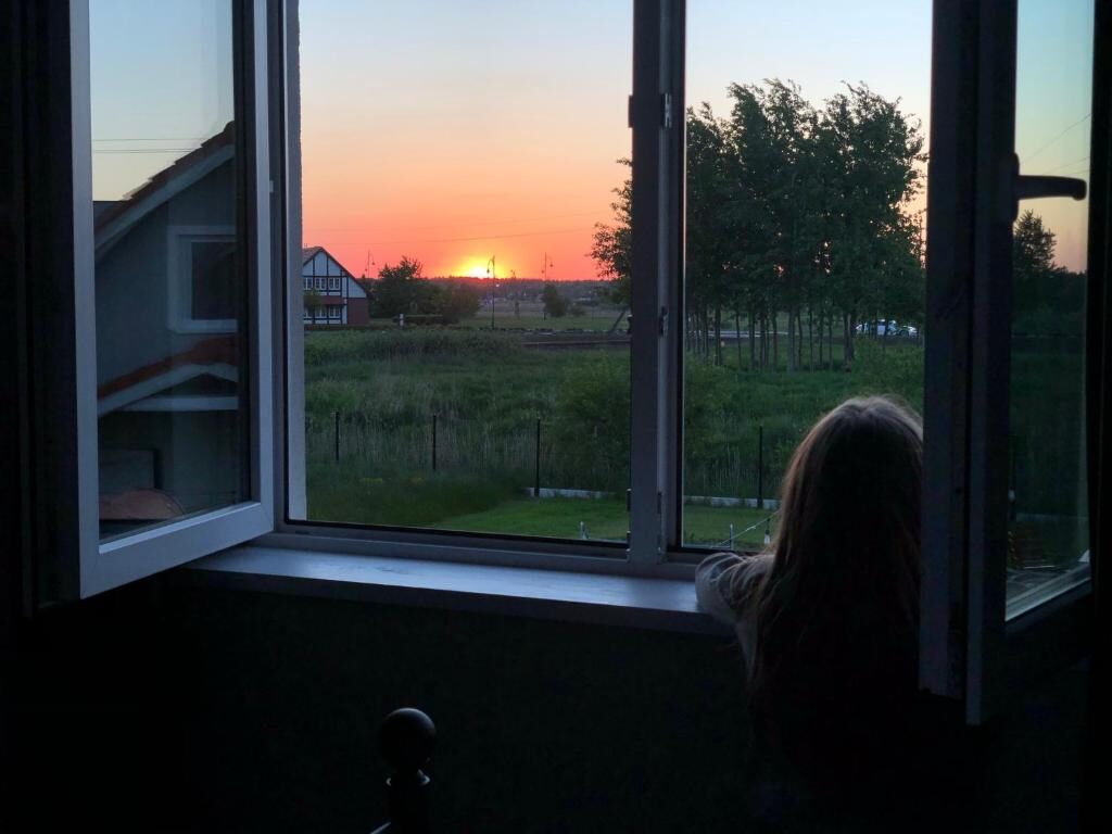 Widok z okna o zachodzie słońca
