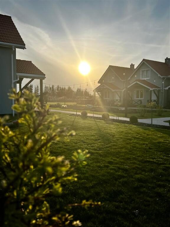 Wschód słońca nad domkami